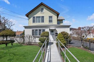 1118 W Broadway, Hewlett, NY 11557