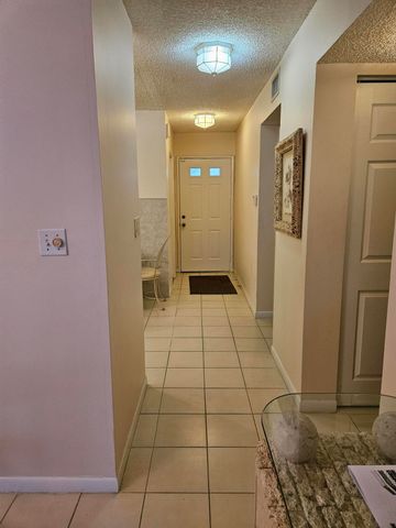 18999 Stewart Circle 8, Boca Raton, FL 33496