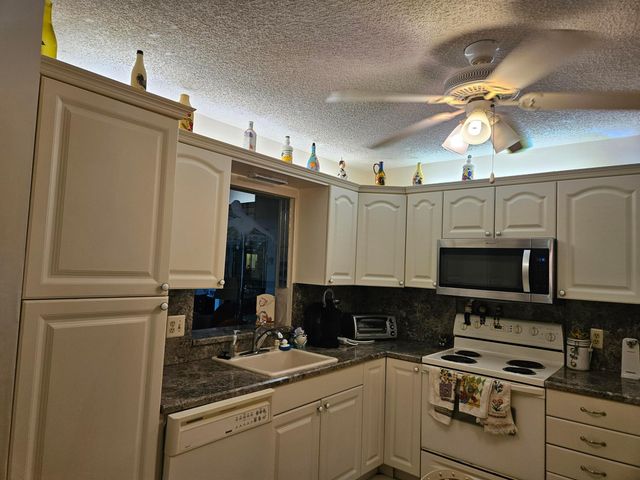 18999 Stewart Circle 8, Boca Raton, FL 33496