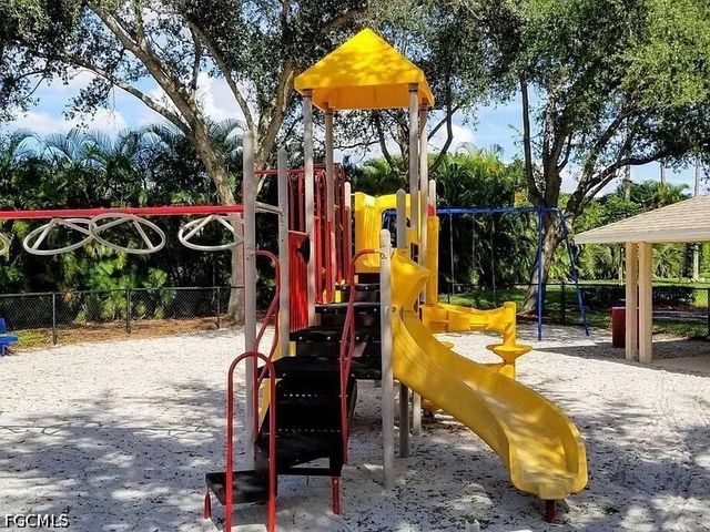 833 Mount Hood CT, Naples, FL 34104