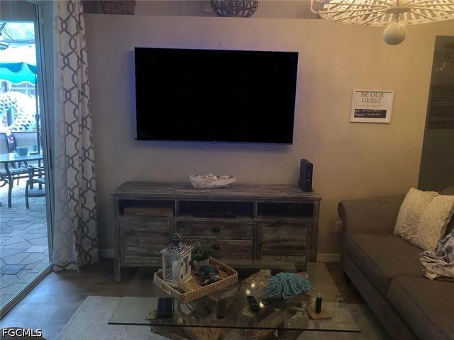833 Mount Hood CT, Naples, FL 34104