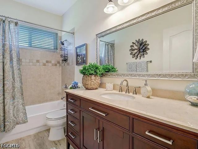 833 Mount Hood CT, Naples, FL 34104