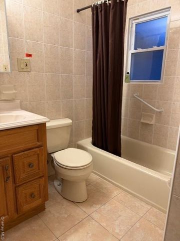 5 totten st, Bethpage, NY 11714