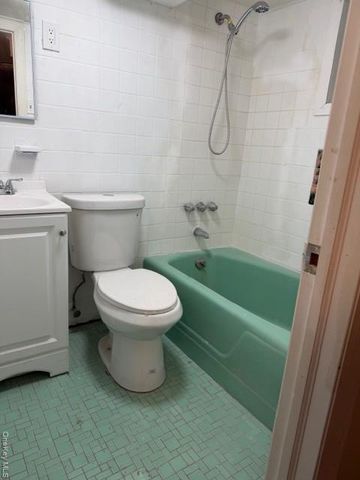 5 totten st, Bethpage, NY 11714