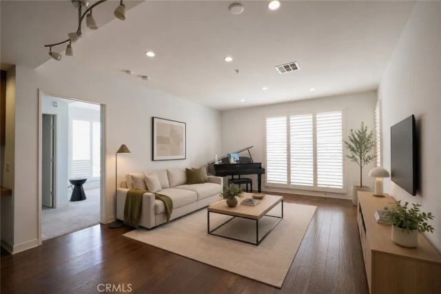 21301 Erwin Street 305, Woodland Hills, CA 91367