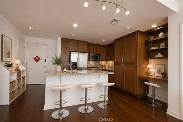 21301 Erwin Street 305, Woodland Hills, CA 91367