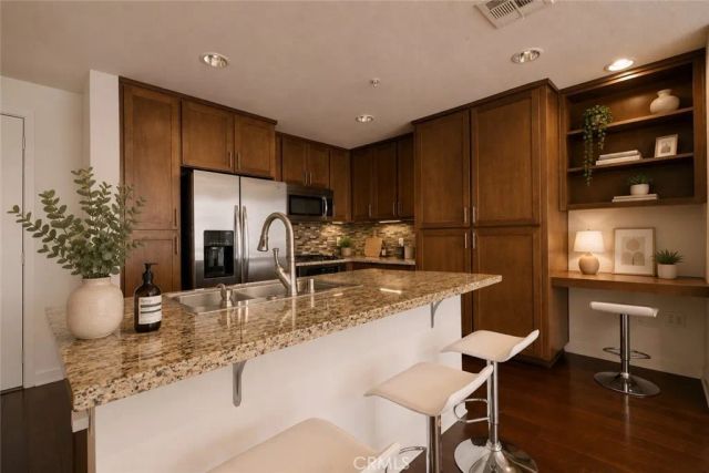 21301 Erwin Street 305, Woodland Hills, CA 91367