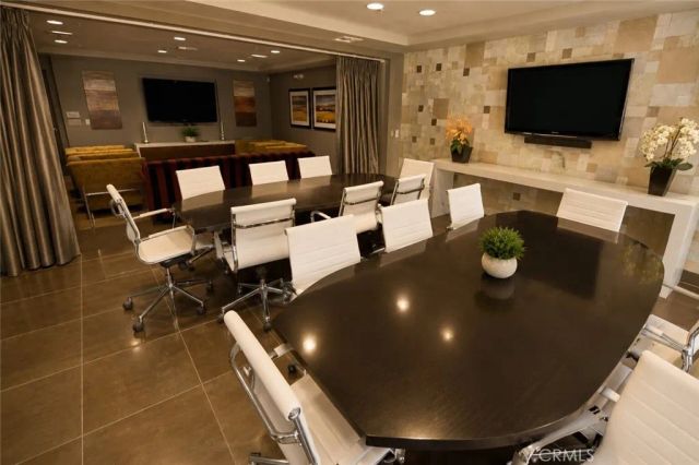 21301 Erwin Street 305, Woodland Hills, CA 91367