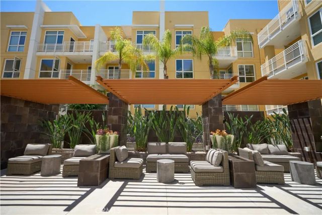21301 Erwin Street 305, Woodland Hills, CA 91367
