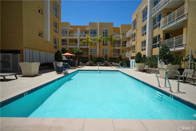 21301 Erwin Street 305, Woodland Hills, CA 91367