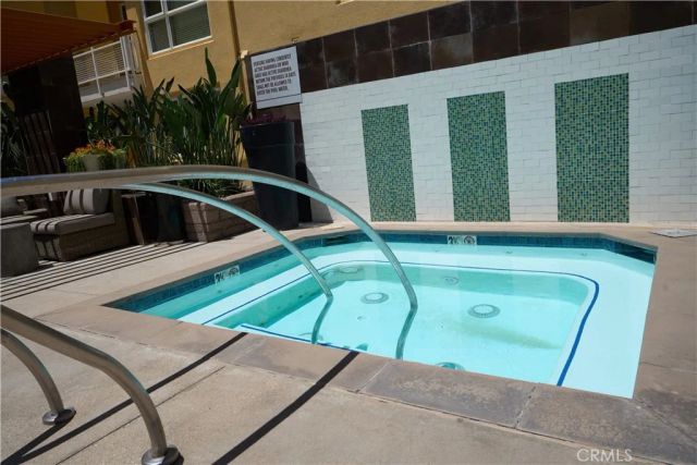 21301 Erwin Street 305, Woodland Hills, CA 91367