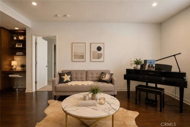 21301 Erwin Street 305, Woodland Hills, CA 91367