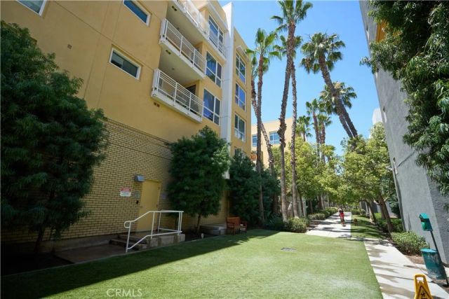 21301 Erwin Street 305, Woodland Hills, CA 91367