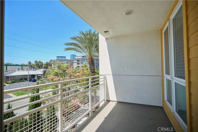 21301 Erwin Street 305, Woodland Hills, CA 91367