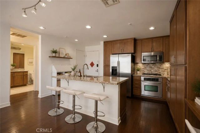 21301 Erwin Street 305, Woodland Hills, CA 91367