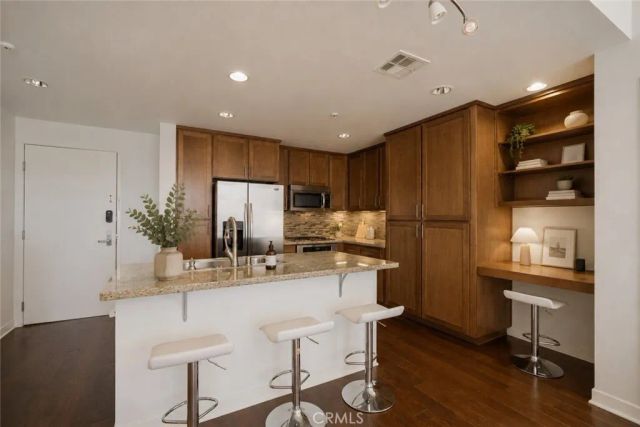 21301 Erwin Street 305, Woodland Hills, CA 91367