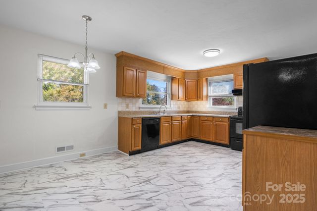 831 21st Street Drive SE, Hickory, NC 28602