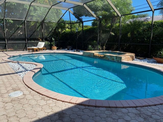 8100 SW 142nd Te, Palmetto Bay, FL 33158