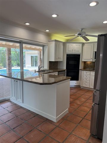 8100 SW 142nd Te, Palmetto Bay, FL 33158