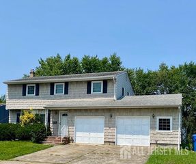 204 MARLIN Drive, Fords, NJ 08863
