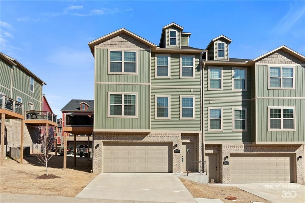 2810 W Auburn Drive, Fayetteville, AR 72704