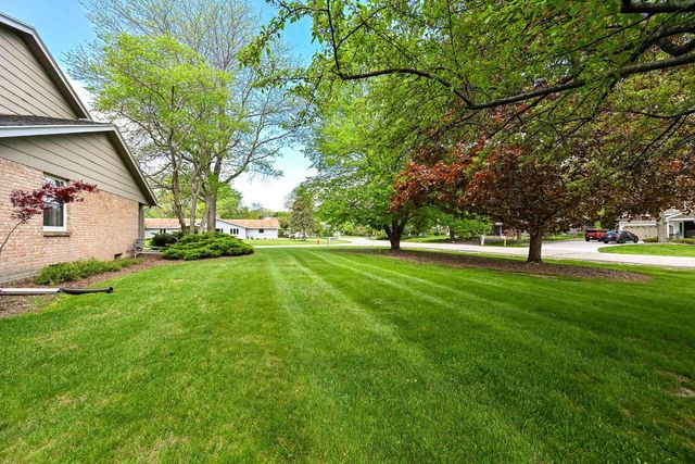 9490 N Waverly DRIVE, Bayside, WI 53217