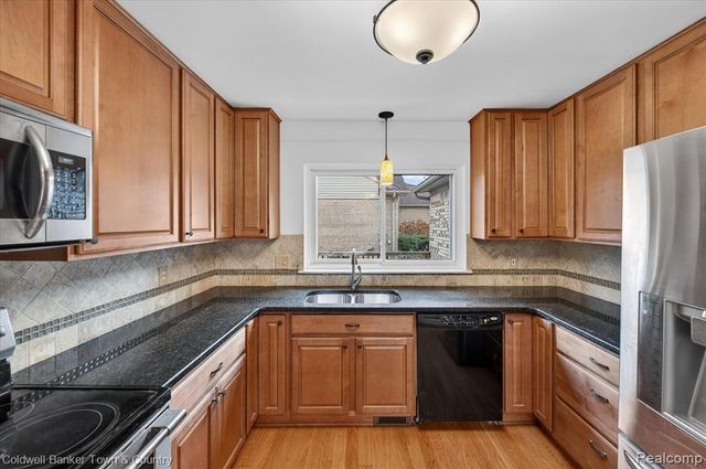 8895 Knolson Avenue, Livonia, MI 48150