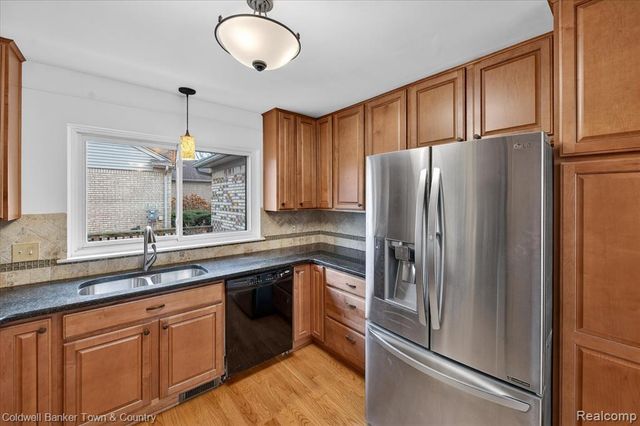 8895 Knolson Avenue, Livonia, MI 48150