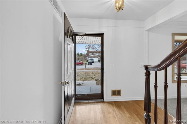 8895 Knolson Avenue, Livonia, MI 48150