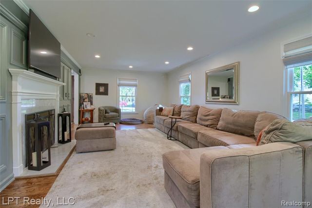 47300 Maplebrook, Northville, MI 48168