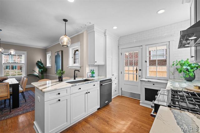 7560 Stanford Avenue, University City, MO 63130