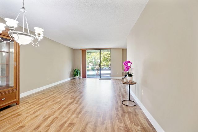 901 Colony Point Circle 207, Pembroke Pines, FL 33026