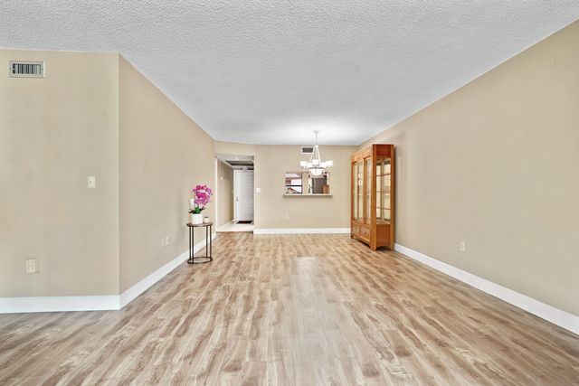 901 Colony Point Circle 207, Pembroke Pines, FL 33026