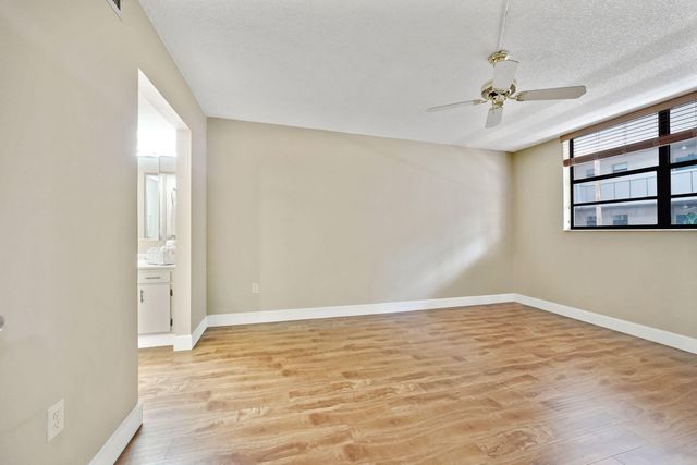 901 Colony Point Circle 207, Pembroke Pines, FL 33026