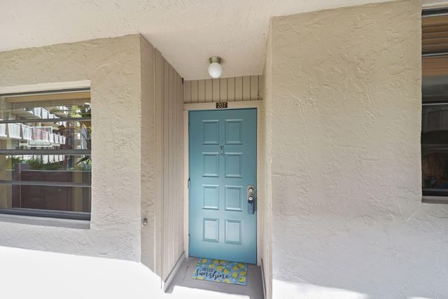 901 Colony Point Circle 207, Pembroke Pines, FL 33026