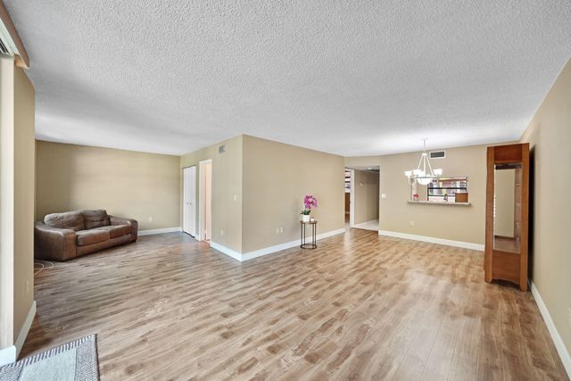 901 Colony Point Circle 207, Pembroke Pines, FL 33026