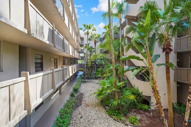901 Colony Point Circle 207, Pembroke Pines, FL 33026