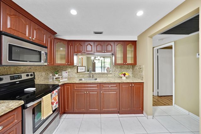 901 Colony Point Circle 207, Pembroke Pines, FL 33026