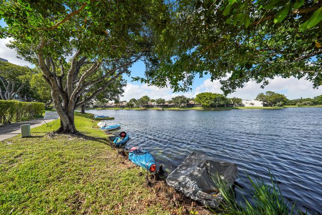 901 Colony Point Circle 207, Pembroke Pines, FL 33026
