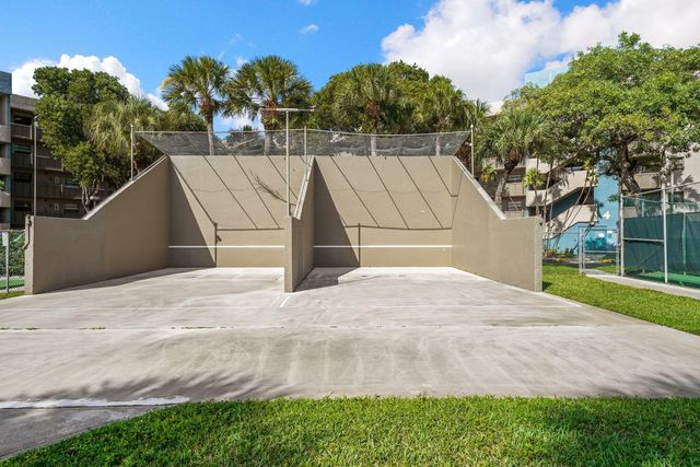 901 Colony Point Circle 207, Pembroke Pines, FL 33026