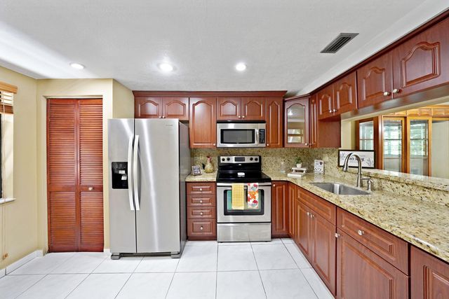 901 Colony Point Circle 207, Pembroke Pines, FL 33026