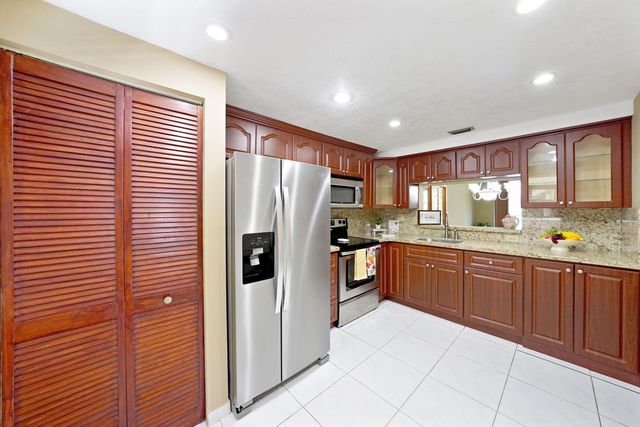 901 Colony Point Circle 207, Pembroke Pines, FL 33026