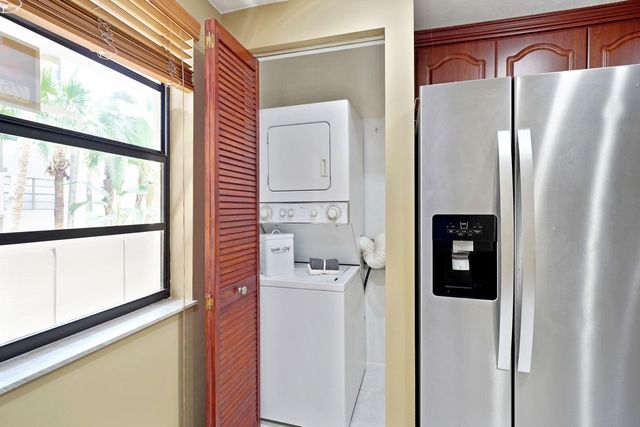 901 Colony Point Circle 207, Pembroke Pines, FL 33026