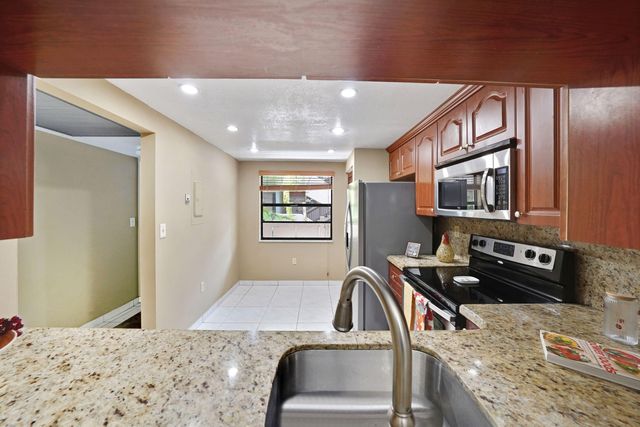 901 Colony Point Circle 207, Pembroke Pines, FL 33026