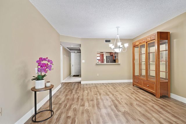 901 Colony Point Circle 207, Pembroke Pines, FL 33026