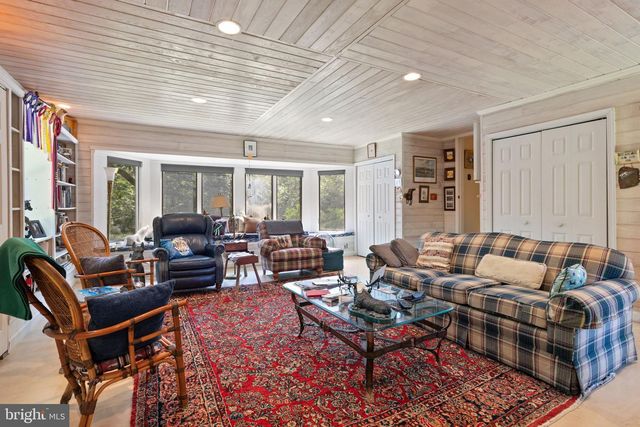 961 SUMMERVILLE RD, Boyce, VA 22620