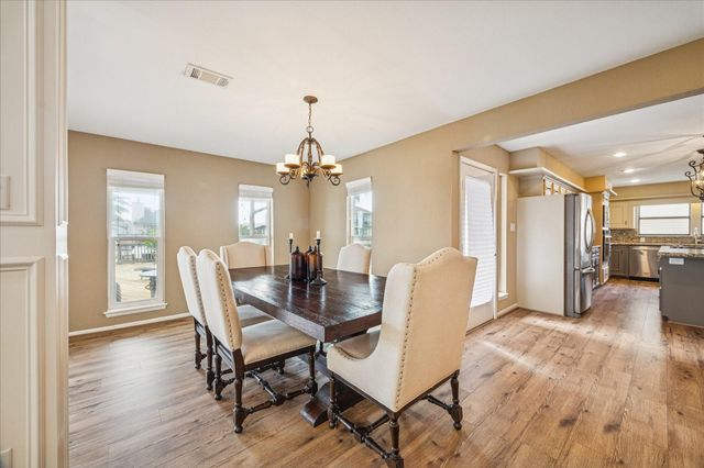 115 Bamaku Bend, Tiki Island, TX 77554