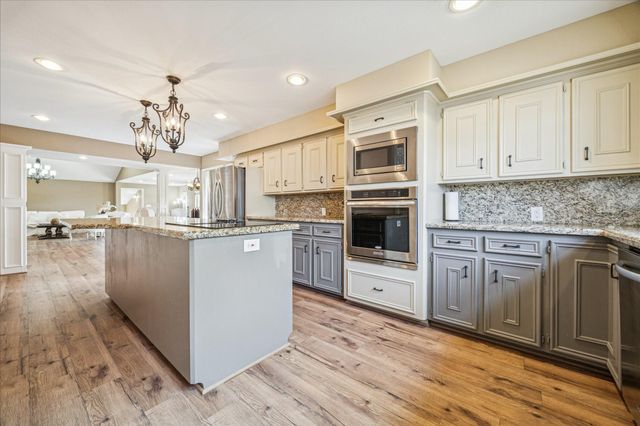 115 Bamaku Bend, Tiki Island, TX 77554