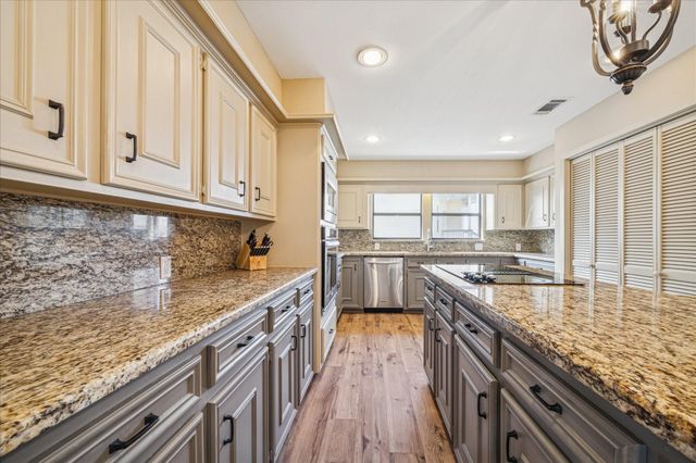 115 Bamaku Bend, Tiki Island, TX 77554