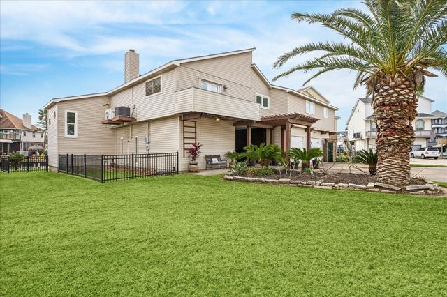 115 Bamaku Bend, Tiki Island, TX 77554